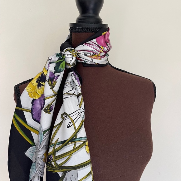 New Gucci Scarf Flora Infinity Print White Silk Scarf Wrap with Gucci Gift Box - Picture 10 of 15